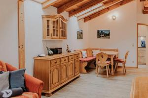 een keuken met een tafel en een eetkamer bij Gästehaus Wechs in Bad Hindelang