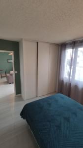 um quarto com uma cama e uma sala de estar em T2 très bien situé avec parking privé em Saint-Paul-lès-Dax