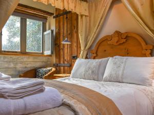 ein Schlafzimmer mit einem großen Bett und einem Fenster in der Unterkunft Little Penquite in Landrake + 14 Fotos