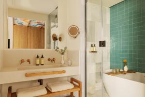 Koupelna v ubytování ME Malaga by Melia + 39 fotografií