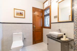 een badkamer met toilet en wastafel bij Jobner Haus Jaipur in Jaipur +51 foto's