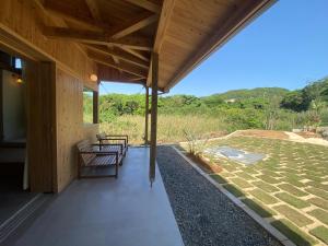 un portico di una casa con due panche di 月みるいえ ad Akaogi