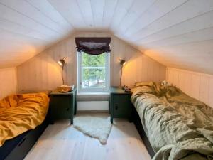 En eller flere senge i et værelse på Family Cabin With Views In Lygnalia