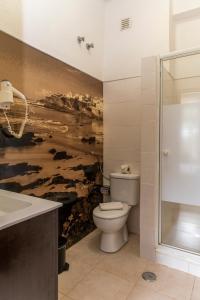 un baño con inodoro y ducha en WOT Sarrazola Soul, en Sintra 50 fotos más