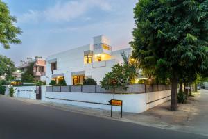 a white building on the side of a street at Jobner Haus Jaipur in Jaipur