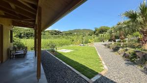 un cortile con un giardino con erba e un sentiero di 月みるいえ ad Akaogi Altre 23 foto