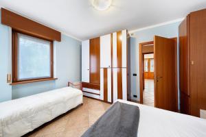 ein Schlafzimmer mit zwei Betten und einem Fenster in der Unterkunft Residence Le Ante - Cadore in Santo Stefano di Cadore