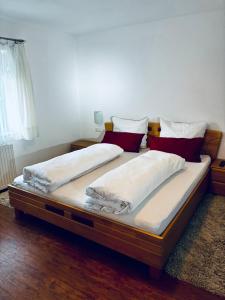 Giường trong phòng chung tại Ferienwohnung Lechner +13 ảnh