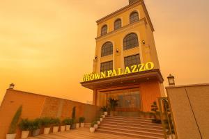 卢迪亚纳Crown Palazzo的正面有标志的建筑物