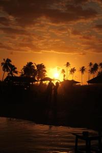 Una pareja parada frente al atardecer en Pousada Vilas do Frances, en Marechal Deodoro 20 fotos más