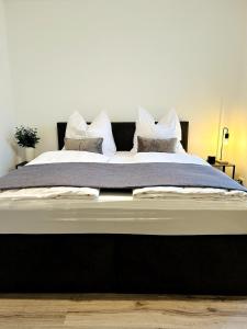 En eller flere senge i et værelse på NEU Super Apartment mit Küche in Wemding Donau Ries