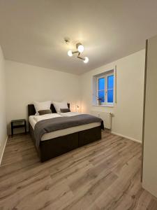 En eller flere senge i et værelse på NEU Super Apartment mit Küche in Wemding Donau Ries + 31 billeder