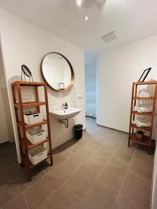 Et badeværelse på NEU Super Apartment mit Küche in Wemding Donau Ries