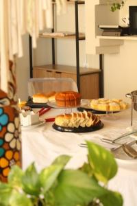 Una mesa con varios platos de pasteles encima. en Pousada Vilas do Frances, en Marechal Deodoro