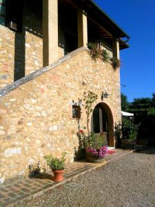 a building with potted plants on the side of it at Casa ai Carfini in Poggibonsi