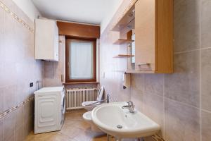 ein Badezimmer mit Waschbecken und Toilette in der Unterkunft Residence Le Ante - Cadore in Santo Stefano di Cadore + 29 Fotos