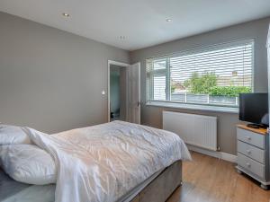 En eller flere senge i et værelse på Lamsey Cottage