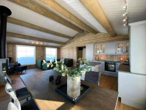 eine Küche und ein Wohnzimmer mit Holzdecke in der Unterkunft Cabin With Panoramic View In Synnfjell in Nord Torpa