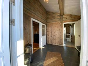 ein Zimmer mit Holzwänden und ein Badezimmer mit Toilette in der Unterkunft Cabin With Panoramic View In Synnfjell in Nord Torpa