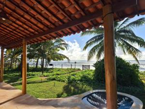 Chale Refugio dos Corais 2 في جاباراتينغا: منظر الشاطئ من شرفة المنزل