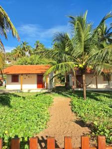 Chale Refugio dos Corais 2 في جاباراتينغا: بيت فيه نخله وطريق ترابي +27 صورة