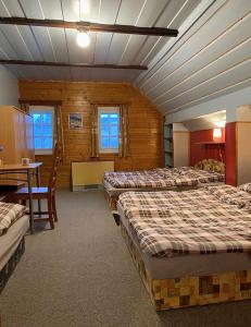 En eller flere senge i et værelse på Horská chalupa Rychnovská bouda u skiareálu