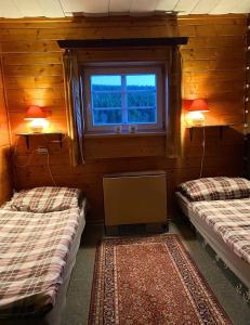 En eller flere senge i et værelse på Horská chalupa Rychnovská bouda u skiareálu