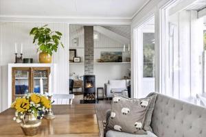 ein Wohnzimmer mit Sofa und Tisch in der Unterkunft Family Cabin With A View in Mandal + 30 Fotos