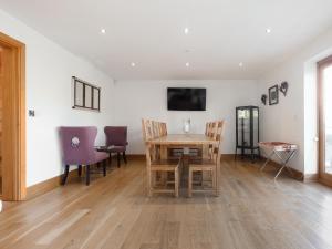 uma sala de jantar com mesa e cadeiras em High View House em Kemeys Inferior