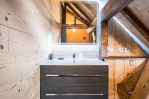 ein Badezimmer mit Waschbecken und Spiegel in der Unterkunft Chalet Saint Sorlin in Saint-Sorlin-dʼArves + 29 Fotos