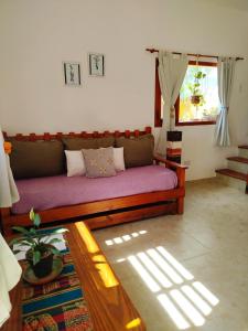 een woonkamer met een bank en een raam bij Amaru Apart in Cafayate