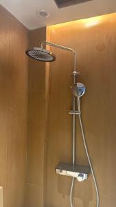 een douche met een douchekop in een badkamer bij Diver's home resort 