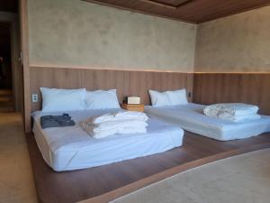 Una cama o camas en una habitación de 루미에르 디럭스 오션뷰 그랜드룸-광안리 해수욕장