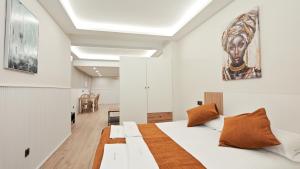 a room with a bed and a painting on the wall at Apartamentos FLORIDA in Valladolid