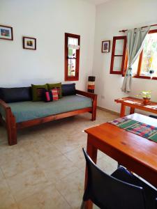 een woonkamer met een bank en een tafel bij Amaru Apart in Cafayate