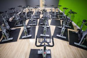 uma fila de bicicletas de exercício num ginásio em Bannatyne Hotel Durham em Durham