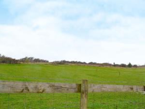 einen Zaun auf einem Feld mit einem grünen Feld in der Unterkunft Mulberry Cottage - 27905 in Langton Matravers + 3 Fotos