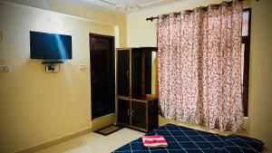 TV a/nebo společenská místnost v ubytování Ghar by the mountains