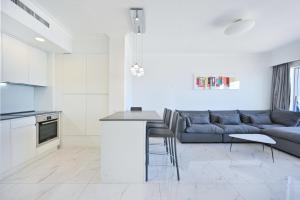 Køkken eller tekøkken på Modern 2BR Amazing Sea View W/Parking by HolyGuest