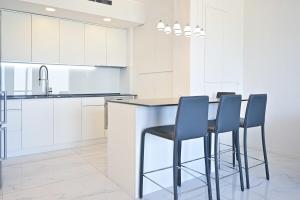 Køkken eller tekøkken på Modern 2BR Amazing Sea View W/Parking by HolyGuest