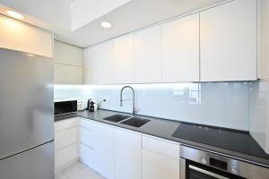 Køkken eller tekøkken på Modern 2BR Amazing Sea View W/Parking by HolyGuest + 18 billeder