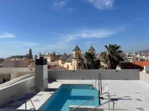 een zwembad op het dak van een gebouw bij Beprime San Felipe Neri in Málaga