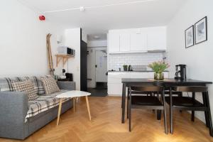 a living room with a couch and a table and a kitchen at Tott vacation homes in Åre