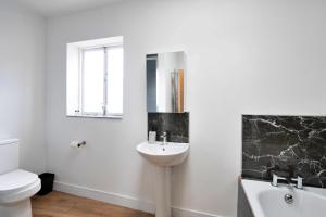 Et badeværelse på Finest Retreats - Brecon House + 16 billeder