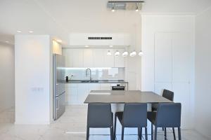 Køkken eller tekøkken på Modern 2BR Amazing Sea View W/Parking by HolyGuest