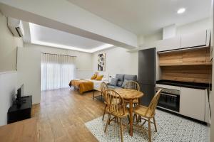 a kitchen and living room with a table and chairs at Apartamentos FLORIDA in Valladolid