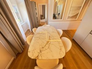 Et opholdsområde på Royal Suite Apartment