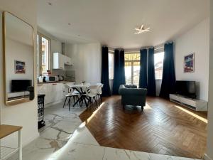 TV a/nebo společenská místnost v ubytování Villa Clair LOGIS MONACO Parking Terrasse