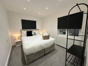 una camera da letto con un letto grande e una finestra di The Hideaway Haven With Private Self Check-In a Belvedere