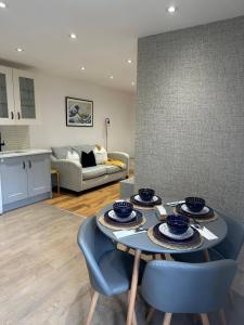 una cucina e un soggiorno con tavolo e sedie di The Hideaway Haven With Private Self Check-In a Belvedere